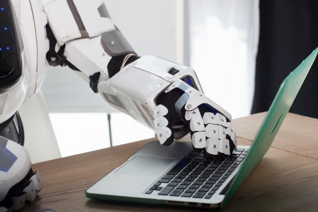 2025年にはAIが“労働市場に参加”する？　サム・アルトマン氏が語る未来への展望