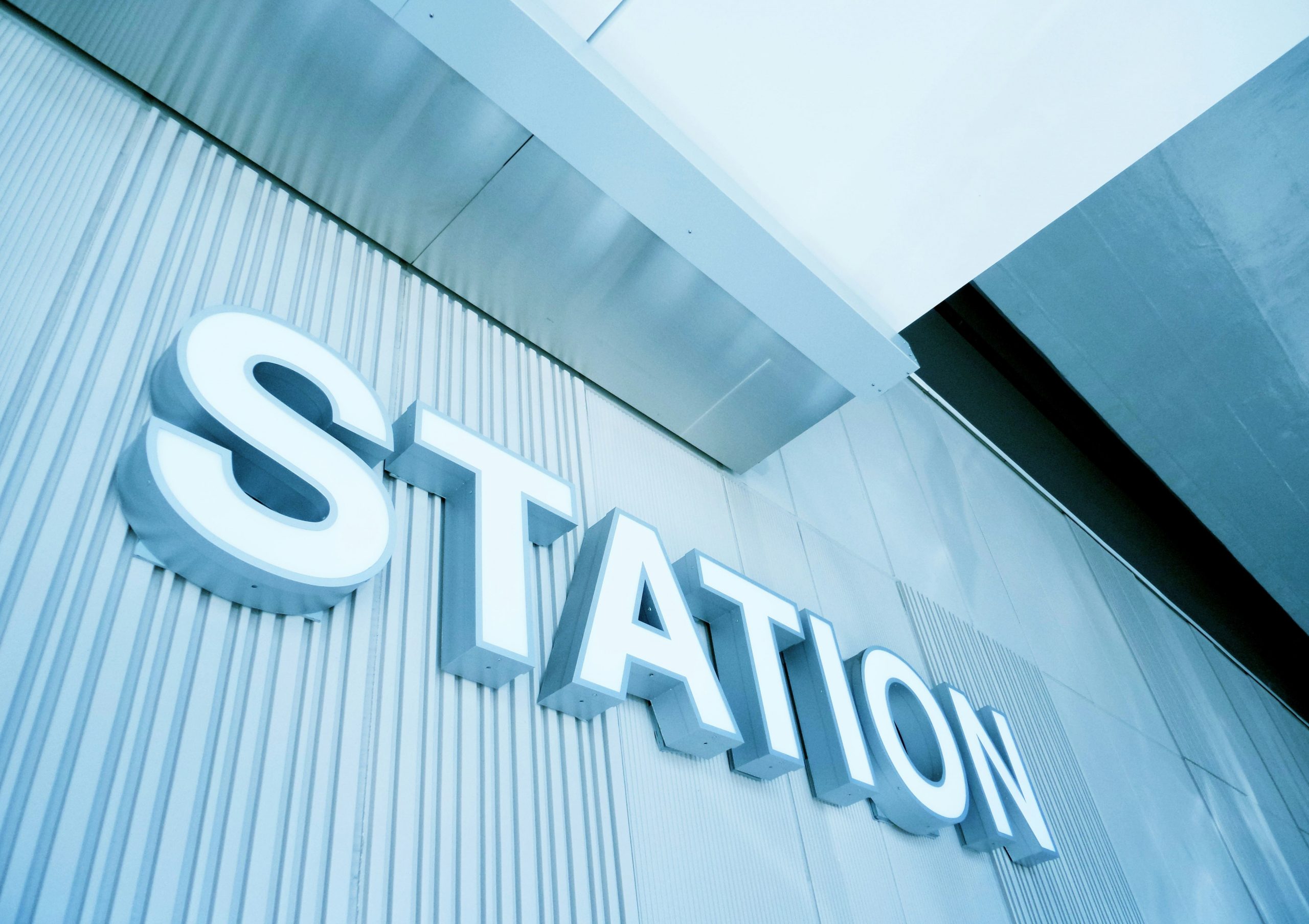 サイバーエージェントのAI Lab、生成AI免税対応自動販売機を京都に設置　利用促進に向け共同研究