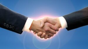 明治安田生命×アクセンチュアの挑戦　300億円で保険業界にAI革命