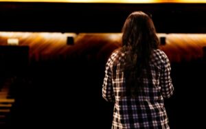 カバーが「セルフブース3D」の事例公開　私服のまま少人数で3D配信を可能に