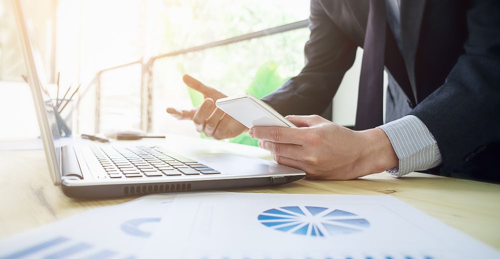 楽天銀行、スマホだけでATM入出金可能に　カード不要の「スマホATM」開始