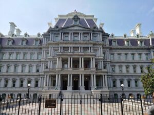 米政府、全省庁にChatGPTを「事実上無償」提供　オープンAIモデルの公共インフラ化が本格化