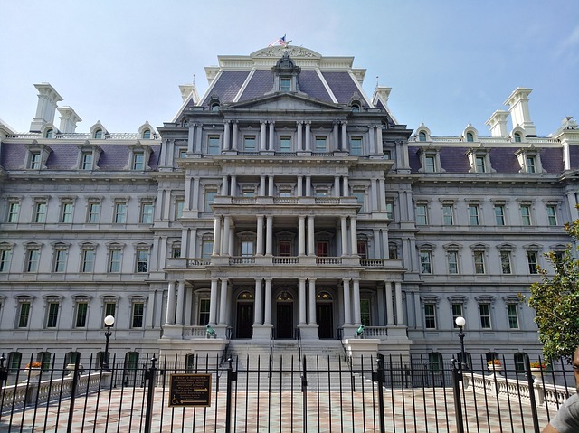 米政府、全省庁にChatGPTを「事実上無償」提供　オープンAIモデルの公共インフラ化が本格化