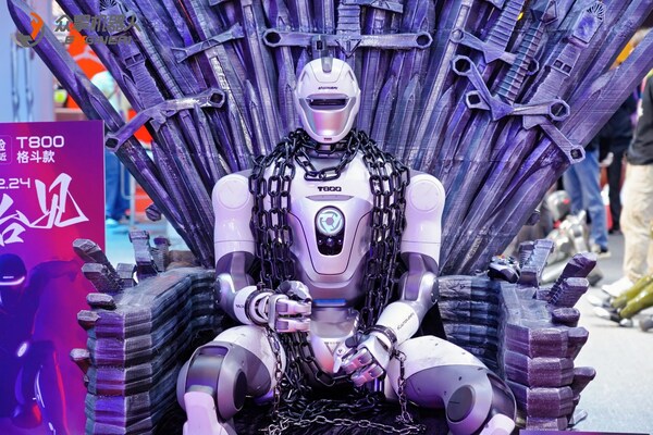 人型ロボットがスケボー実演　ATRと京大、人間並み運動性能を公開