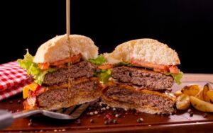 LINEヤフー、トレタ買収で飲食店DXを加速　LINE上で予約・注文が完結