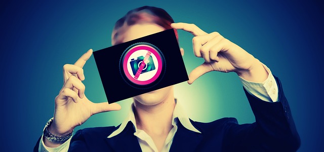 京王線車内に「偽QRコード」貼付　電通大が注意喚起、悪意ある誘導の可能性