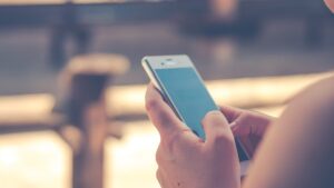 アップル、「Siri」の単独アプリ計画　iOS 27で対話型AIに刷新か