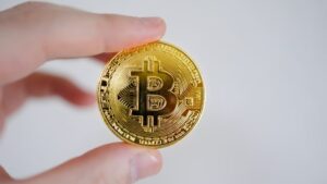 KLabがビットコインとゴールドを追加購入　BTCは評価損、金は評価益