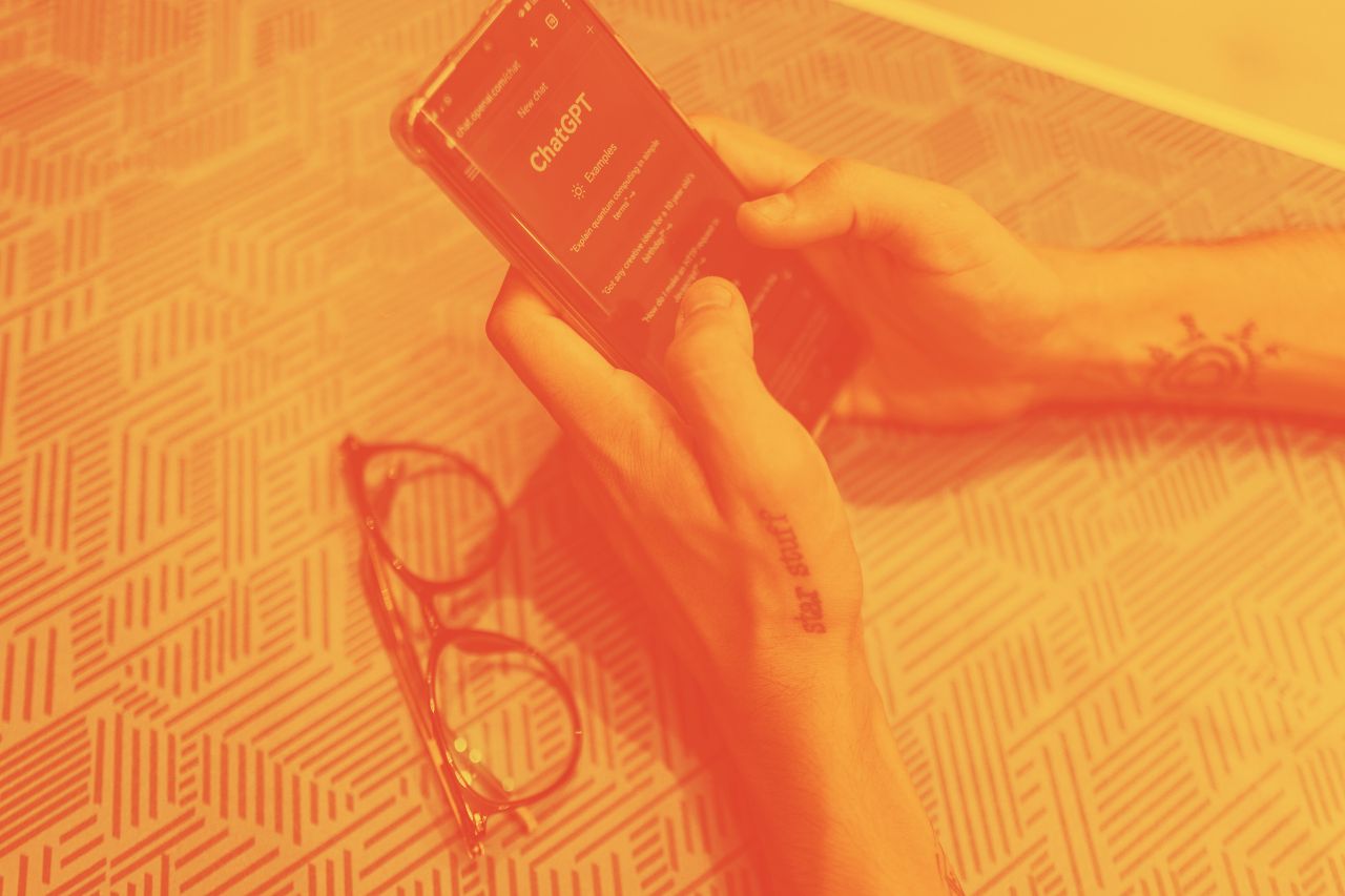 KDDIなど4社、量子時代に備える商用網実証　57.6Tbpsの耐量子通信でAI基盤を強化